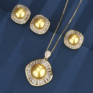 Conjunto de Joyería de Alta Calidad Ecológico con Bisel Cuadrado de Cobre, Circonita Corte Baguette de 16-12mm, Collar de Perlas Doradas, Pendientes y Anillo - Product Image 3