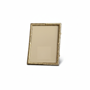 Cadre photo en métal artisanal élégant, parfait pour les espaces de vie modernes et une présentation d'images raffinée. - Product Image 1