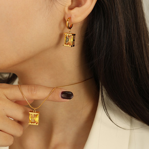 Conjunto de Joyería de Estilo Europeo Americano con Diseño de Lámpara de Aceite, Collar y Pendientes de Acero Inoxidable para Mujer - Product Image 4