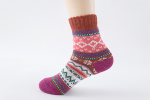 2024 gros pas cher hiver coton décontracté dames équipage <span class=keywords><strong>chaussettes</strong></span> <span class=keywords><strong>fantaisie</strong></span> Harajuku Tube femme <span class=keywords><strong>laine</strong></span> confortable floue réchauffé <span class=keywords><strong>chaussettes</strong></span> pour femmes - Product Image 5