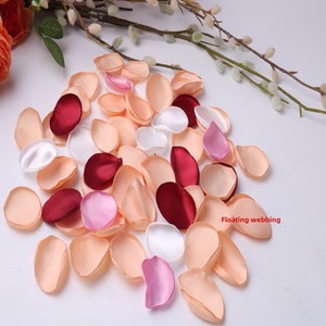 Petali di Rosa Artificiali in Tessuto Fatti a Mano con Bordo Lavorato al Laser e Finitura Opaca per Accessori Fotografici Matrimoniali - Product Image 3