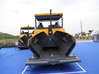 Machine de construction routière à fonctionnement stable, finisseur d'asphalte et de béton RP903 avec une largeur de travail de 9 m et une puissance de 150 kW, disponible pour l'exportation mondiale