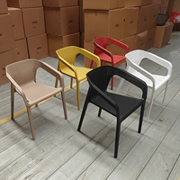 Chaise de salle à manger en plastique PP de conception moderne, mobilier d'extérieur, chaise de restaurant portable empilable, chaise de patio pour jardin, café