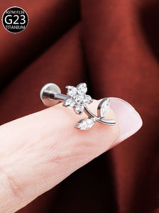 Pendientes de Oro 14K Freya ASTM-F136 con Flores y Múltiples Circonitas, Piercing de Oreja Tipo Labret con Parte Trasera Plana, Venta al por Mayor - Product Image 6