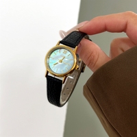 La nouvelle montre à quartz pour femme de GEDI est dotée d'un bracelet en cuir d'alligator rouge bordeaux, qui est résistant à l'eau, élégant et