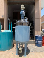 Cuve de réaction chimique industrielle en acier inoxydable à double enveloppe avec agitateur motorisé supérieur pour mélange intensif