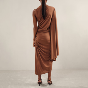 Elegante <span class=keywords><strong>Abito</strong></span> <span class=keywords><strong>Midi</strong></span> Asimmetrico da Donna Color Cammello con Manica a Mantella <span class=keywords><strong>Monospalla</strong></span> e Orlo Arricciato - Product Image 4