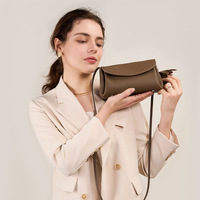 Sac bandoulière élégant en cuir de vachette pour femme SOLING avec rabat, pendentif chien, sac à main en cuir véritable grainé et paille tressée