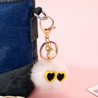 Porte-clés Pompon en Peluche 3D Kawaii Mignon et Doux avec Lunettes de Soleil Cœur – Décoration de Sac Élégante pour Femme
