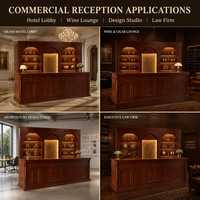 Comptoir d'accueil traditionnel avec vitrine intégrée, éclairage chaleureux et finition imitation bois pour intérieur commercial