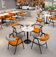 Ensemble de meubles personnalisés modernes et minimalistes, chaise de banquet marron, table carrée en bois pour restaurant, hôtel, café et salon de thé