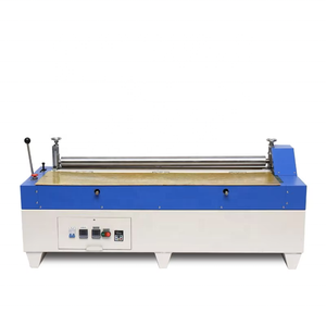 Machine de laminage à rouleaux thermofusibles pour le collage de feuilles de matériaux, avec rouleau thermofusible - Product Image 1