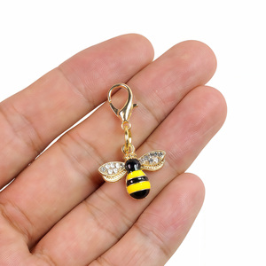 Colgante de abeja con diamantes chapado en oro de 14K con medallón para collar, <span class=keywords><strong>pulsera</strong></span>, bolso o como amuleto. - Product Image 5