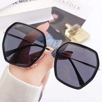 Vente en gros de lunettes de soleil rectangulaires tendance UV400 avec logo personnalisé et surdimensionné populaires pour femmes