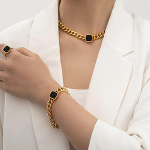Conjunto de Joyería para Mujer con Cadena <span class=keywords><strong>Cubana</strong></span> Dorada de Acero Inoxidable, Collar, Pulsera y Anillo con Esmalte Negro - Product Image 1