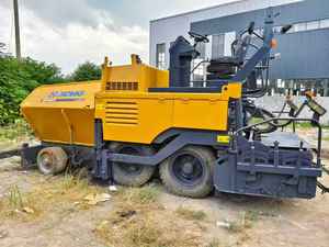 Pavimentadora de asfalto con ruedas de 2-4,5 m usada con componentes de núcleo de motor y bomba 240 t/<span class=keywords><strong>h</strong></span> 73.5kw para carreteras de construcción - Product Image 3