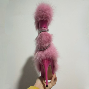 รองเท้าบูทขนเฟอร์สำหรับผู้หญิง ปลายแหลม ประดับโซ่ แฟชั่นฤดูหนาว - Product Image 5