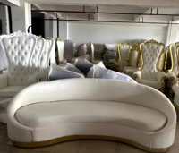 Canapé Chesterfield moderne de luxe léger à deux places, courbé, en velours blanc, avec base en acier inoxydable doré, pour salon, villa, hôtel