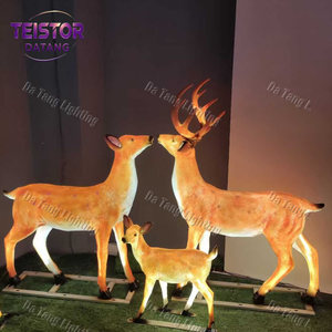 Statue de cerf de Noël réaliste en fibre de verre éclairée pour les centres de villégiature, les jardins, les centres commerciaux et les expositions photo saisonnières - Product Image 4