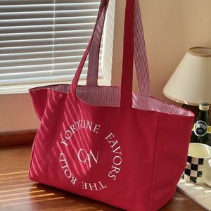 Bolsa de Mano Azul de Alta Calidad de 40*25*12 cm con Diseño de Patrón Personalizado de Doble Cara, Logotipo Bordado e Impresión a Todo Color - Product Image 6