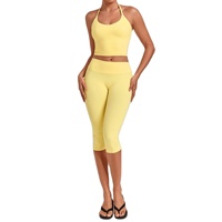 Ensemble de yoga 2 pièces pour femme : haut court à col halter et legging capri taille haute, tenue de sport douce et extensible pour la gym, la danse et l'entraînement