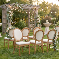 Chaise de salle à manger empilable en résine Louis avec dossier médaillon rembourré et coussin en tissu pour location événementielle (mariages, fêtes)