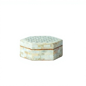 Boîte à bijoux hexagonale égyptienne artisanale en nacre Sultana - Organisateur incrusté de mosaïque (4x4,25x1,75 pouces) - Product Image 2