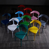 Chaise de salle à manger en plastique de style nordique minimaliste en forme de corne avec dossier épaissi pour la maison, le bureau et l'hôtellerie/les centres commerciaux