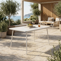 Table de salle à manger extérieure moderne avec plateau en verre trempé et structure en acier thermolaqué, idéale pour restaurant, villa, terrasse