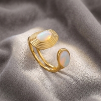 Bague ouverte en or 18 carats avec double opale, texture ondulée abstraite, bande ajustable, bijou moderne et minimaliste pour femme