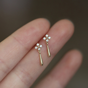 CANNER Boucles d'oreilles clous en argent sterling 925, motif flocon de neige simple, pour femme, avec cristaux pavés et pampilles goutte d'eau, bijoux en or 18 carats - Product Image 1