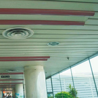 Techo Falso de Listones Metálicos Suspendidos de Aluminio con Diseño Moderno y Personalizado para Decoración de Interiores de Pasillos