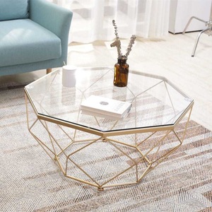 <span class=keywords><strong>Table</strong></span> basse en <span class=keywords><strong>fer</strong></span> <span class=keywords><strong>forgé</strong></span> avec plateau en <span class=keywords><strong>verre</strong></span> trempé, style nordique moderne et luxueux, cadre doré - Product Image 1