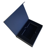 Boîte à montre magnétique en noir mat avec logo personnalisé en relief à froid, boîte cadeau pour bijoux, emballage de luxe