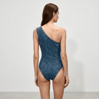 Baju Renang Satu Potong Model One-Shoulder High Cut Bahan Denim Biru Custom dengan Detail Patchwork Melingkar di Dada, Elastis dan Mampu Mengontrol Perut