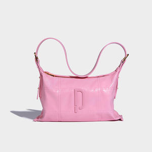 กระเป๋าสะพายหนังสีดำเงาทรงพระจันทร์เสี้ยวดีไซน์เรียบง่ายแบบกดสาย - Product Image 2