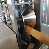 Type L et V, vitesse de 40m par minute, coupe servo, coins en carton pressé, machine avec trous de perçage