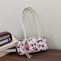 Nouveau sac à bandoulière imprimé cerises, sac fourre-tout long en cuir PU mignon avec pendentif cœur et nœud, sac de luxe de créateur à porter sous le bras
