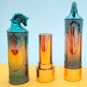 Tube de rouge à lèvres en forme de <span class=keywords><strong>licorne</strong></span> de luxe Conteneur de <span class=keywords><strong>baume</strong></span> à lèvres en plastique doré sculpté rond Bouteilles en plastique de maquillage en gros - Product Image 2