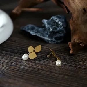 Boucles d'oreilles pendantes en perles d'eau douce naturelles avec texture mate rétro en acier inoxydable