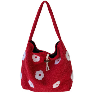 Bolso Tipo Cubo de Lana con Bordado Floral, Rojo, Verde, Marrón, Flores de Felpa, Cierre de Gancho, Bolsillo con Cremallera, Uso Diario, Invierno 2025 - Product Image 4