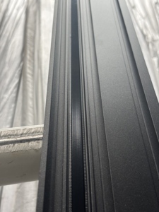 ประตูบานเลื่อนสามราง UPVC 80  โครงพลาสติกเป็นมิตรกับสิ่งแวดล้อม กันเสียง  บานเกล็ดสีขาวแบบแขวน และประตู PVC - Product Image 3