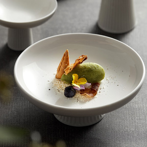 Plato de Cerámica Japonés con Base Alta |   Elegante Plato Pequeño para Frutas, Bocadillos, Servir Té, Uso Doméstico y en Restaurantes - Product Image 4