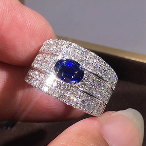 Anello di Lusso a Tre Strati con Pavé per Donne, Elegante Gioiello da Dito per Fidanzamento e Feste - Product Image 1