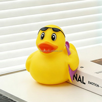 Jouets de bain en PVC personnalisés avec logo, lot de 5 cm, planche de surf rose de 2 pouces et canard de bain jaune avec fonction couineuse, canards en caoutchouc en gros