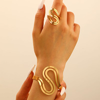 Ensemble de bijoux vintage pour femme, style punk, comprenant un grand bracelet jonc ouvert et des bagues, plaqué or, avec motifs cœur creux, croix et fleur, style statement