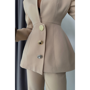 Conjunto de Chaqueta y Pantalones Formales de Diseño Beige con Detalles de Botones Metálicos, Colección de Verano - Product Image 5