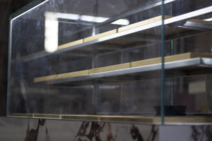 Vitrine à bijoux en verre sur mesure haut de gamme avec écran LED, étanche, portable, étagère flottante pour magasins de détail et centres commerciaux - Product Image 5