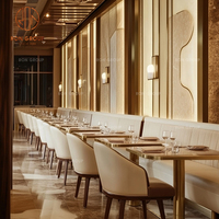 Ensemble de mobilier de restaurant de luxe : table carrée en bois, chaises en cuir véritable beige et banquette assortie