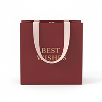 Sacs cadeaux en papier personnalisés de luxe écologiques haut de gamme avec logo en relief et poignées en ruban doux pour les cosmétiques, les bijoux, les boutiques et le shopping